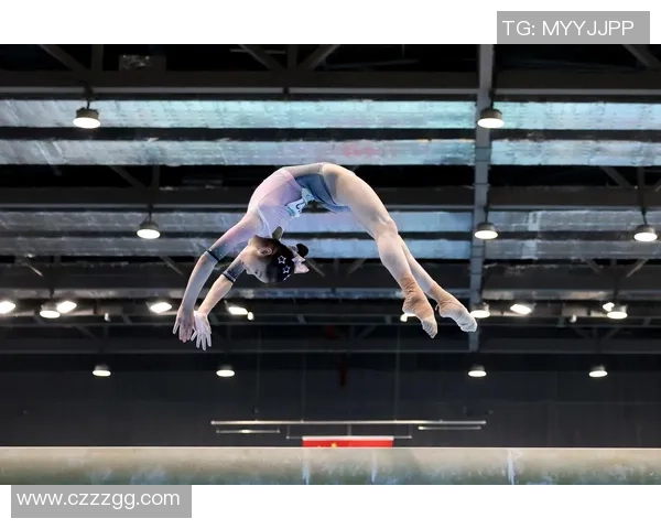 恭喜！我国体操又一18岁平衡木天后闪烁兴起：两大奥运冠军恭喜